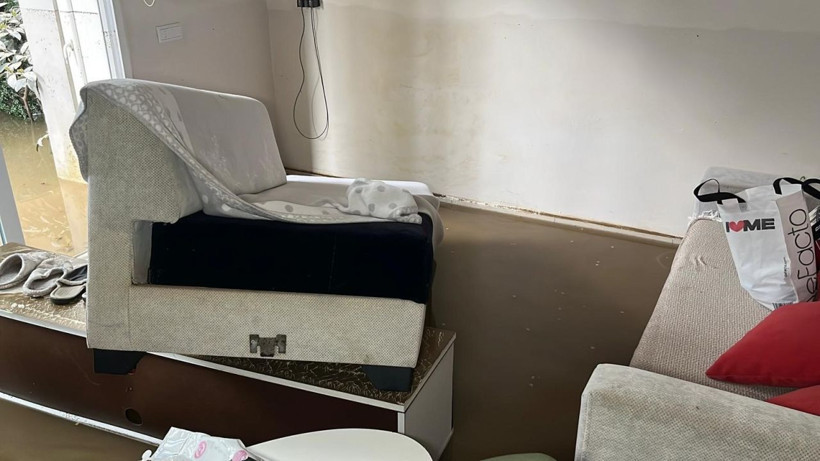 Barajın kapakları açıldı, ev ve işletmeleri su bastı - Resim: 14