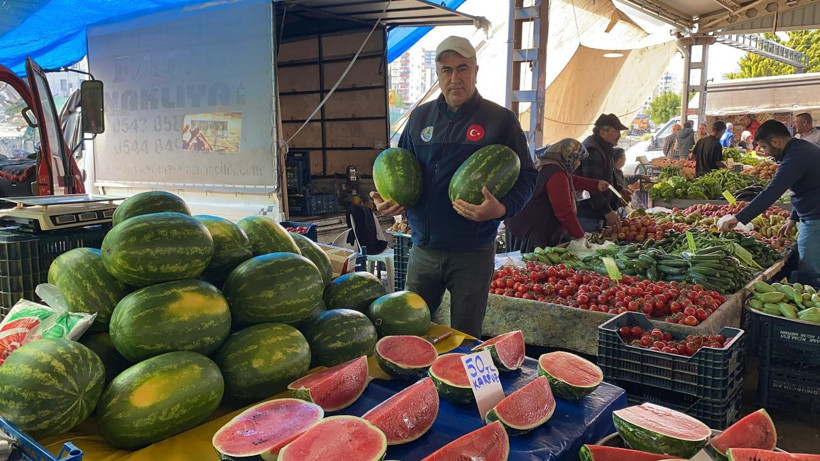 Sezonun ilk karpuzu tezgahta: Çeyreği 90 liraya, dilim dilim satılıyor - Resim: 4