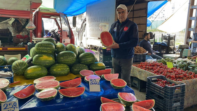 Sezonun ilk karpuzu tezgahta: Çeyreği 90 liraya, dilim dilim satılıyor - Resim: 1