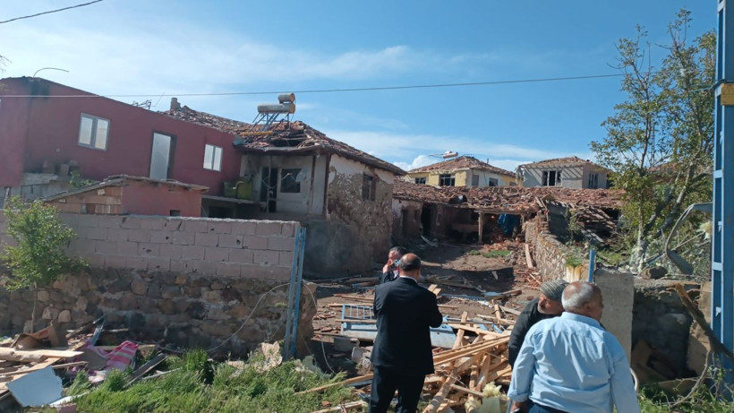 Çorum'da şiddetli hortum! Çatılar uçtu, 2 kişi yaralandı - Resim: 13