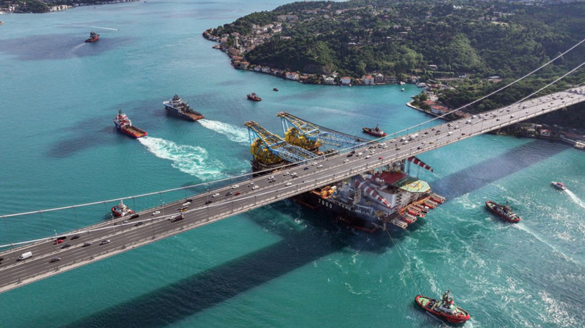 Dev vinç gemisi İstanbul Boğazı'ndan geçti - Resim: 1