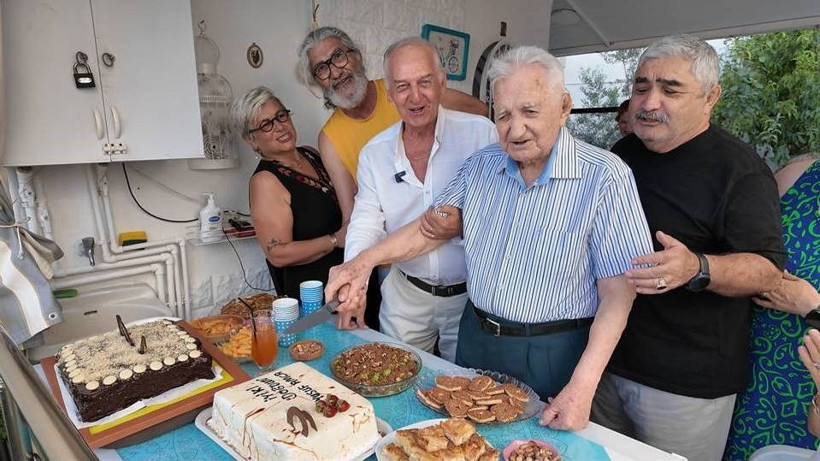 101 yaşını komşularıyla kutladı, uzun yaşamanın sırrını paylaştı - Resim: 4