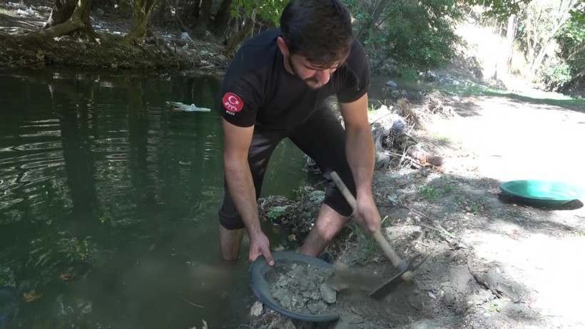 Askerliği bıraktı, derelerde altın arıyor: 'Günde 3-4 gramın altına düşmüyoruz' - Resim: 4