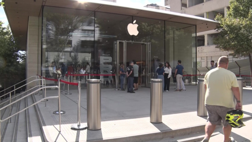 iPhone 17 bugün satışa çıktı, Apple mağazalarında geçen yılki yoğunluk yok - Resim : 1