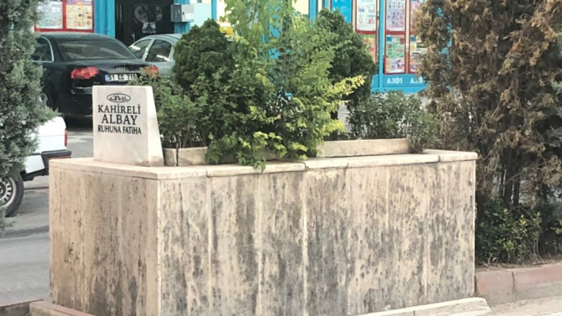 Yolun ortasında duran mezar 100 yıl sonra taşındı - Resim : 1