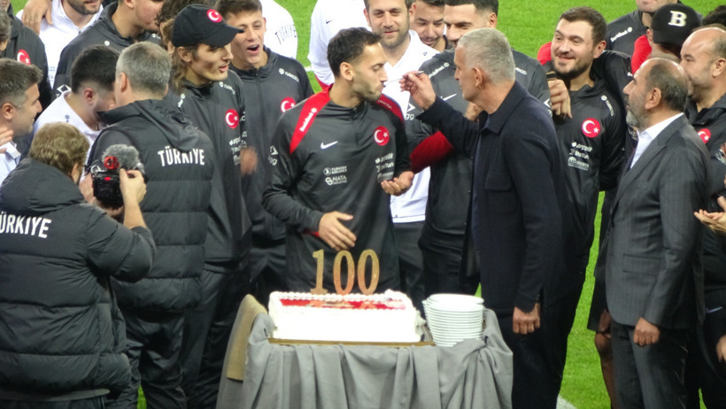 Hakan Çalhanoğlu’na 100. milli maç sürprizi! Sahada pasta kesildi - Resim : 1