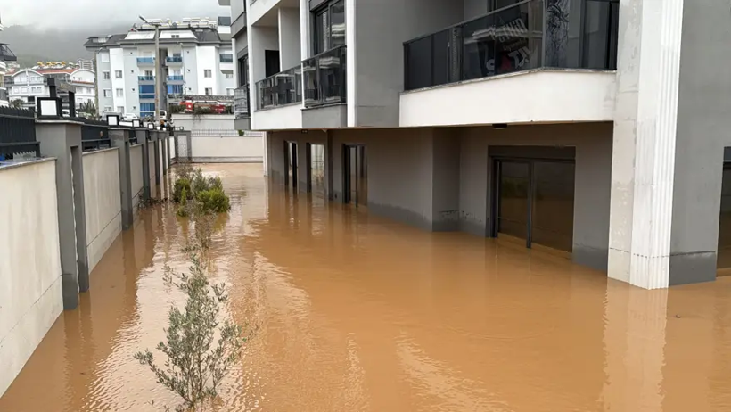 Ege ve Akdeniz'i sağanak vurdu: Evler su altında kaldı, okullar tatil edildi - Resim : 2