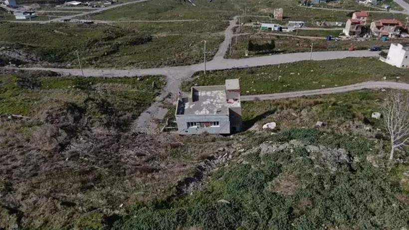 İzmir &Ccedil;iğli&rsquo;de tehlike b&uuml;y&uuml;yor: 14 ev yıkıldı, zemin kaymaya devam ediyor - Resim : 1