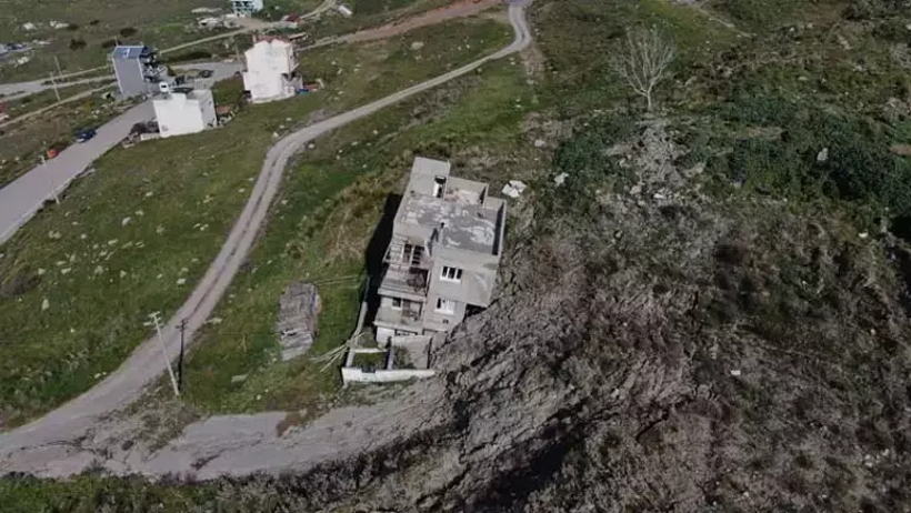 İzmir &Ccedil;iğli&rsquo;de tehlike b&uuml;y&uuml;yor: 14 ev yıkıldı, zemin kaymaya devam ediyor - Resim : 2