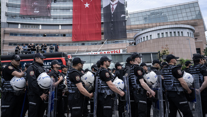 CHP Genel Merkezi&rsquo;nde tahliye gerginliği: Polis binaya girdi - Resim : 1