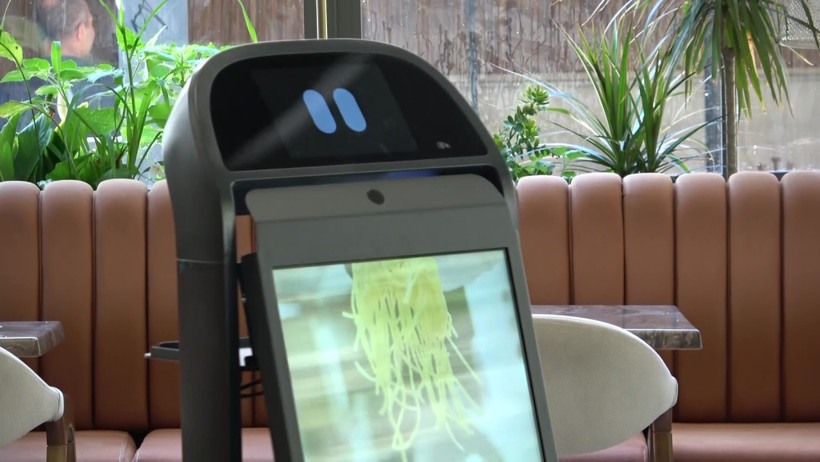 Garson robot Gayretli merdivenlerden düştü! Restoran 3 gün izin verdi - Resim : 2
