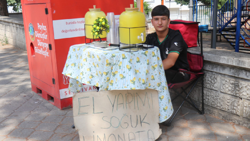 Yaz tatilini fırsata çevirdi: Açtığı tezgahta asgari ücreti üçe katladı - Resim : 1
