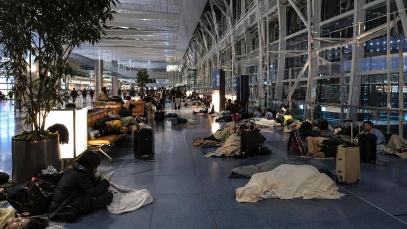 Japonya’da rekor yağış ulaşımı kilitledi: Narita’da 7 bin yolcu mahsur kaldı - Resim : 2