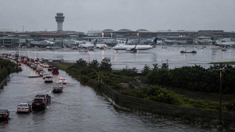 Japonya’da rekor yağış ulaşımı kilitledi: Narita’da 7 bin yolcu mahsur kaldı - Resim : 4