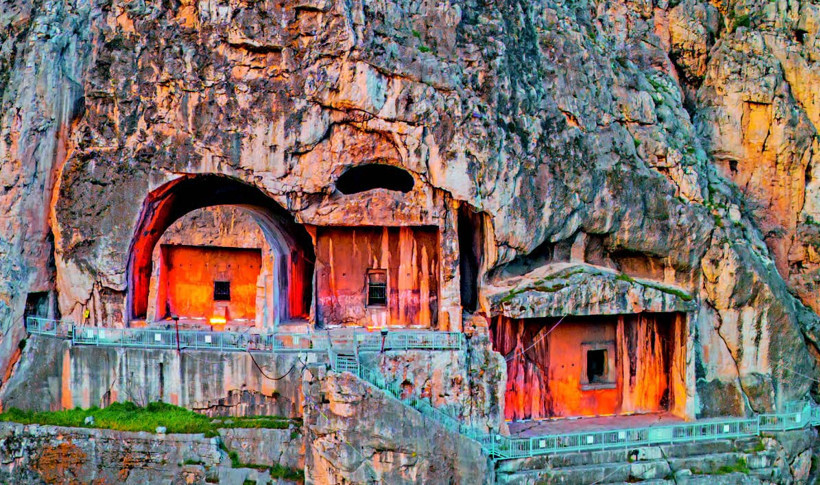 Taşa işlenmiş tarih, suya yansıyan zarafet: Amasya - Resim : 1