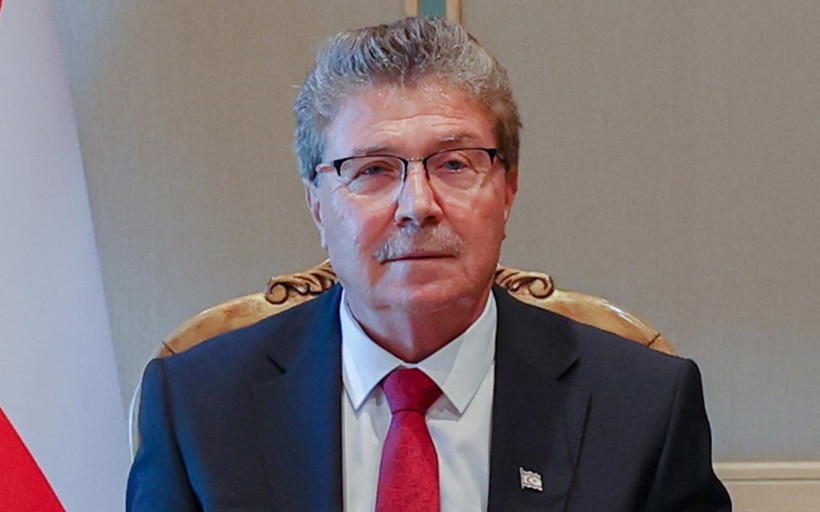 KKTC Başbakanı Üstel'den Rumların sınırda bayrak yakma eylemine tepki