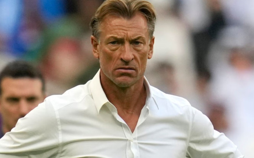 Teknik direktörden dikkat çeken hareket... Ezan okunduğu anda...