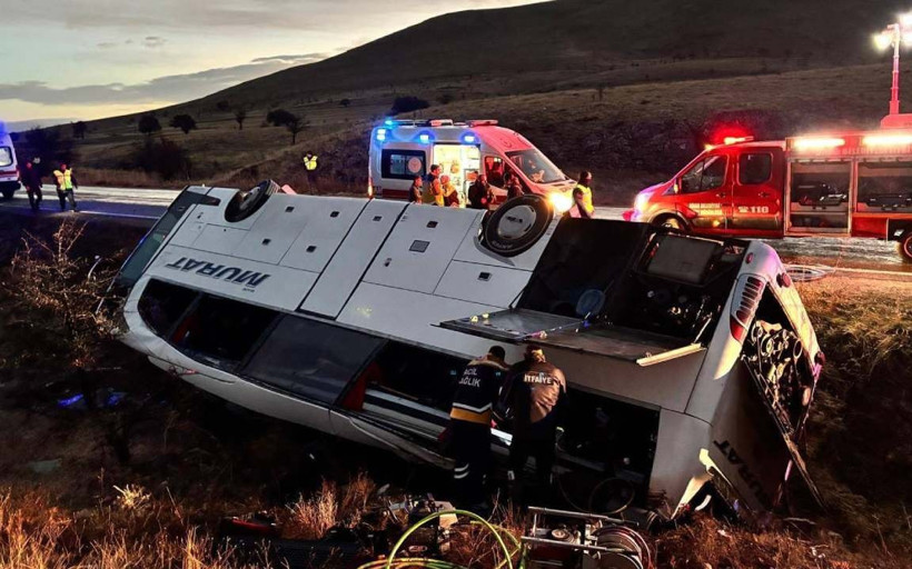Afyon'da yolcu otobüsü devrildi: Çok sayıda ölü ve yaralı var