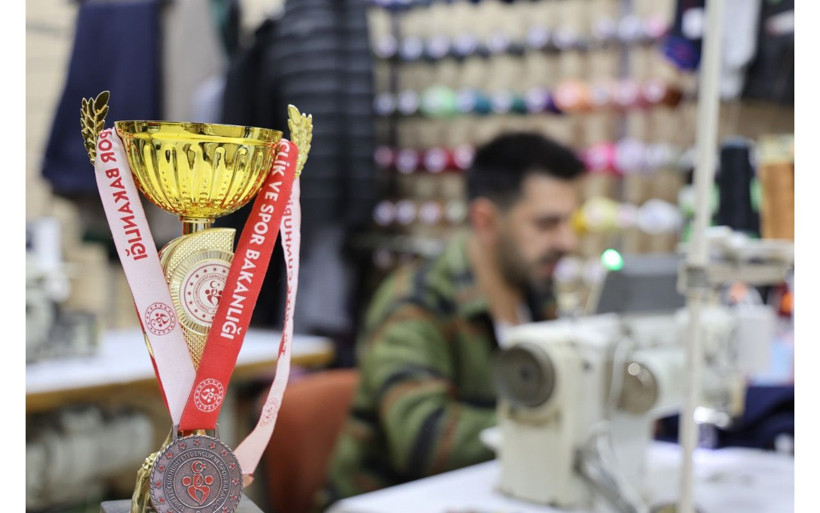 Gündüz terzi, gece şampiyon! - Resim: 2