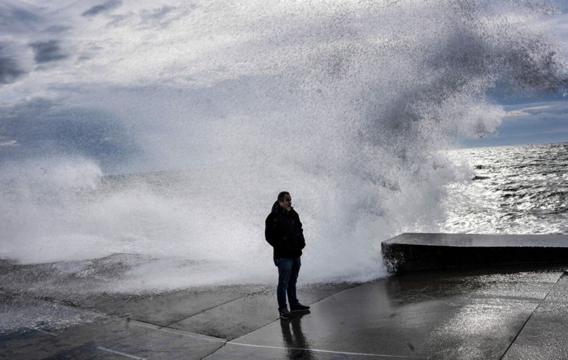 Lodos İstanbul sahillerini vurdu: Dev dalgalar kıyıyı aştı - Resim: 1