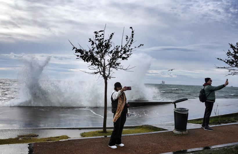Lodos İstanbul sahillerini vurdu: Dev dalgalar kıyıyı aştı - Resim: 8