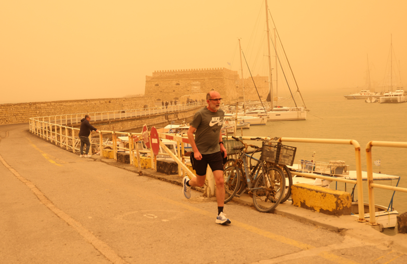 Afrika'dan geldi, Girit Adası'nı kırmızıya bürüdü: Çöl tozları adım adım Türkiye'ye yaklaşıyor - Resim: 1