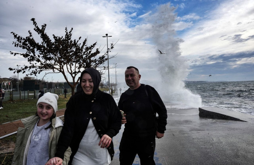 Lodos İstanbul sahillerini vurdu: Dev dalgalar kıyıyı aştı - Resim: 10