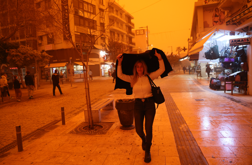 Afrika'dan geldi, Girit Adası'nı kırmızıya bürüdü: Çöl tozları adım adım Türkiye'ye yaklaşıyor - Resim: 4
