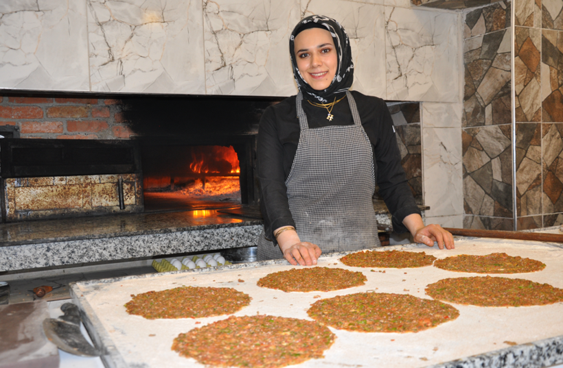 Çalışan bulamayınca çözümü eşinde buldu! Şimdi işin ustası oldu - Resim: 1