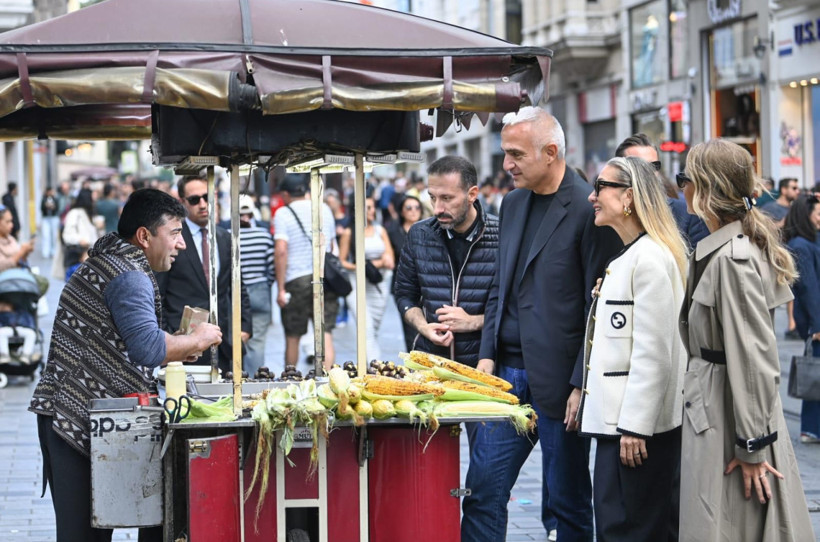 Bakan Ersoy Beyoğlu’nda sergileri tek tek gezdi - Resim : 5