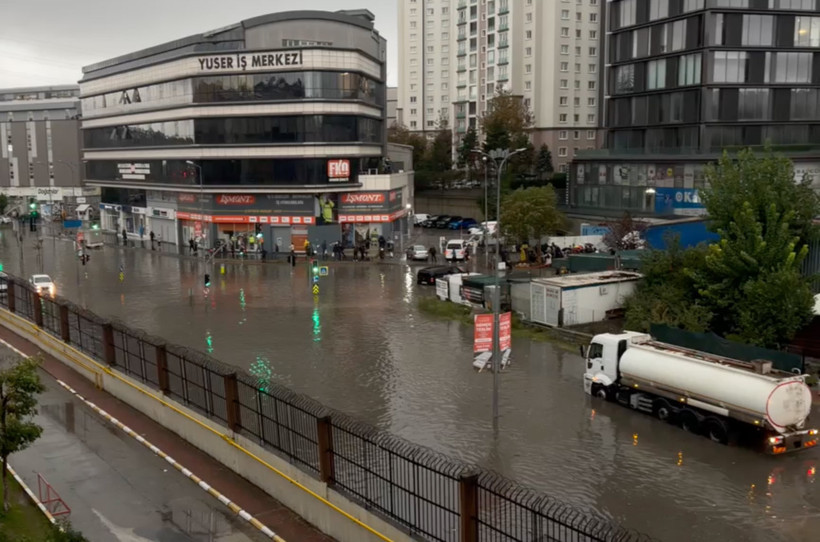 İstanbul'da sağanak alarmı: Sel sularına kapılan kadın kurtarıldı - Resim : 5
