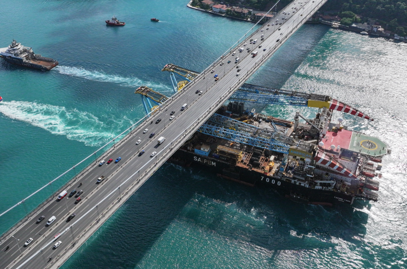 Dev vinç gemisi İstanbul Boğazı'ndan geçti - Resim: 4