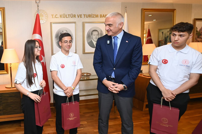 Bakan Ersoy, 19 Mayıs&rsquo;ta gen&ccedil; sanat&ccedil;ıları bakanlıkta ağırladı - Resim : 2