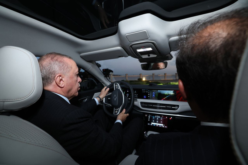 Togg'un yeni modeli T10F, Cumhurbaşkanı Erdoğan'a hediye edildi! Dolmabahçe'de test sürüşü yaptı - Resim: 4