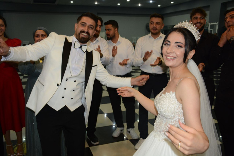 10 gün esnaf gezdiler, geline ağırlığınca para taktılar! Sayması saatler sürer ama... - Resim: 1