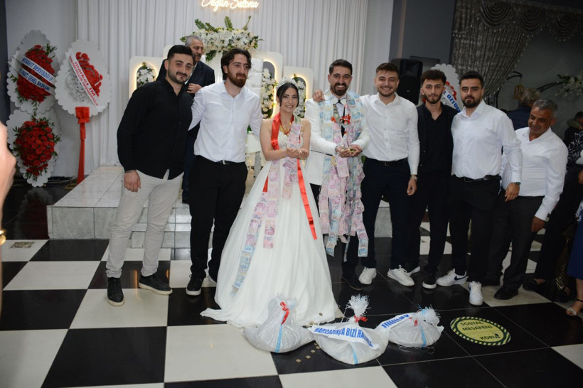 10 gün esnaf gezdiler, geline ağırlığınca para taktılar! Sayması saatler sürer ama... - Resim: 2