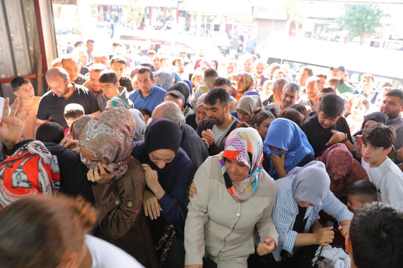 50 TL izdihamı! Birbirlerini ezdiler... - Resim: 1