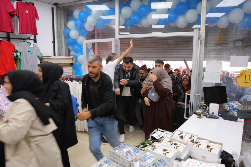 50 TL izdihamı! Birbirlerini ezdiler... - Resim: 2