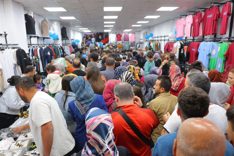 50 TL izdihamı! Birbirlerini ezdiler... - Resim: 4