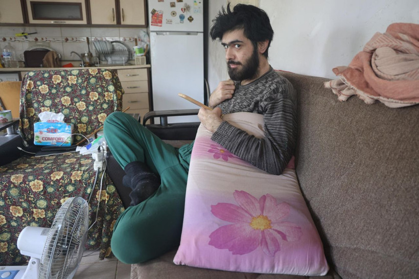 Telefon bağımlısı genç üç yıldır yıkanmıyor - Resim: 4