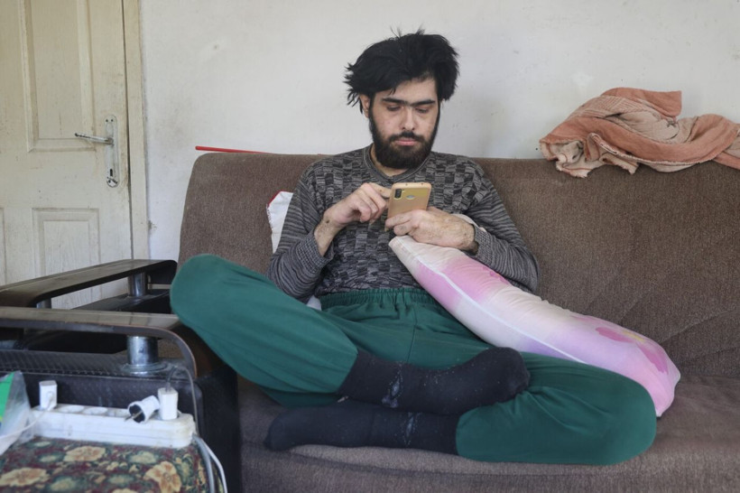 Evden çıkmayan telefon bağımlısı genç ikna edildi! Üç yıl sonra ilk kez banyo yaptı - Resim: 1