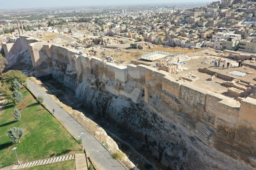 Urfa Kalesi'nde 1500 yıllık Grekçe yazıtlı mozaik bulundu! - Resim: 1
