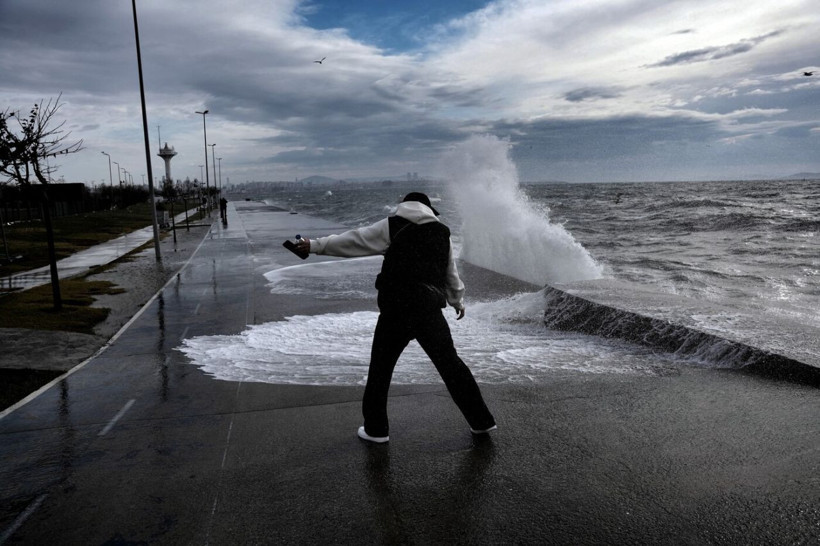 Lodos İstanbul sahillerini vurdu: Dev dalgalar kıyıyı aştı - Resim: 5