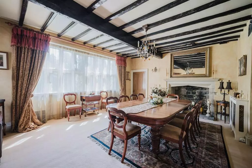 Ünlü yazarın mürebbiyelik yaptığı malikane satışa çıktı - Resim: 11