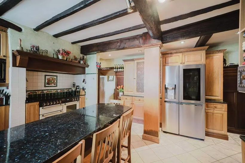 Ünlü yazarın mürebbiyelik yaptığı malikane satışa çıktı - Resim: 12