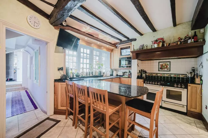 Ünlü yazarın mürebbiyelik yaptığı malikane satışa çıktı - Resim: 13