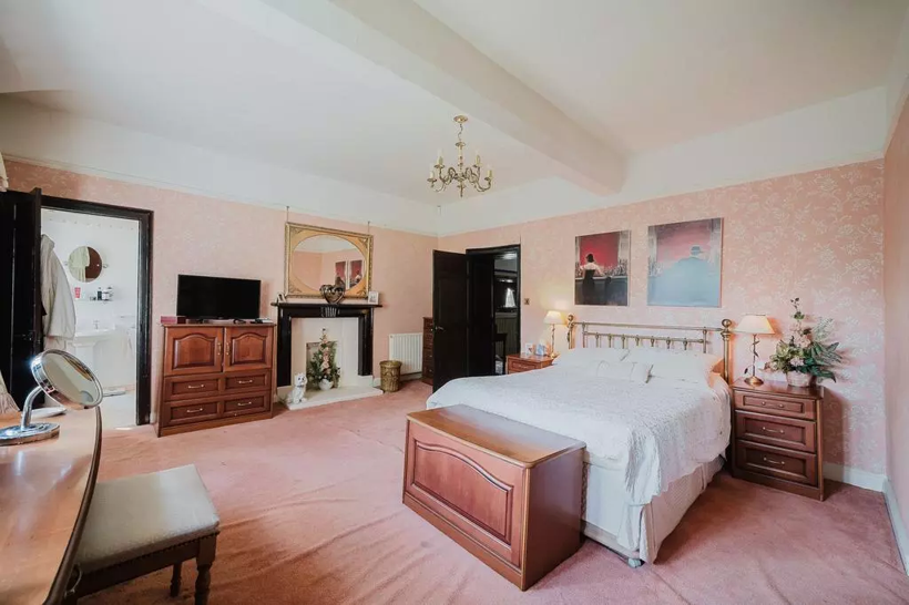 Ünlü yazarın mürebbiyelik yaptığı malikane satışa çıktı - Resim: 19