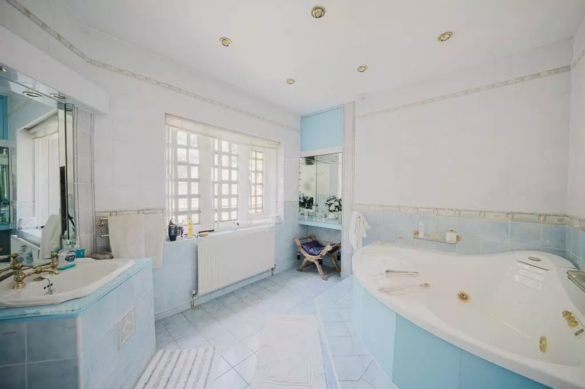 Ünlü yazarın mürebbiyelik yaptığı malikane satışa çıktı - Resim: 20