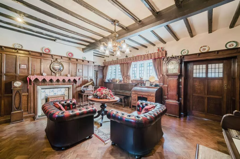 Ünlü yazarın mürebbiyelik yaptığı malikane satışa çıktı - Resim: 8