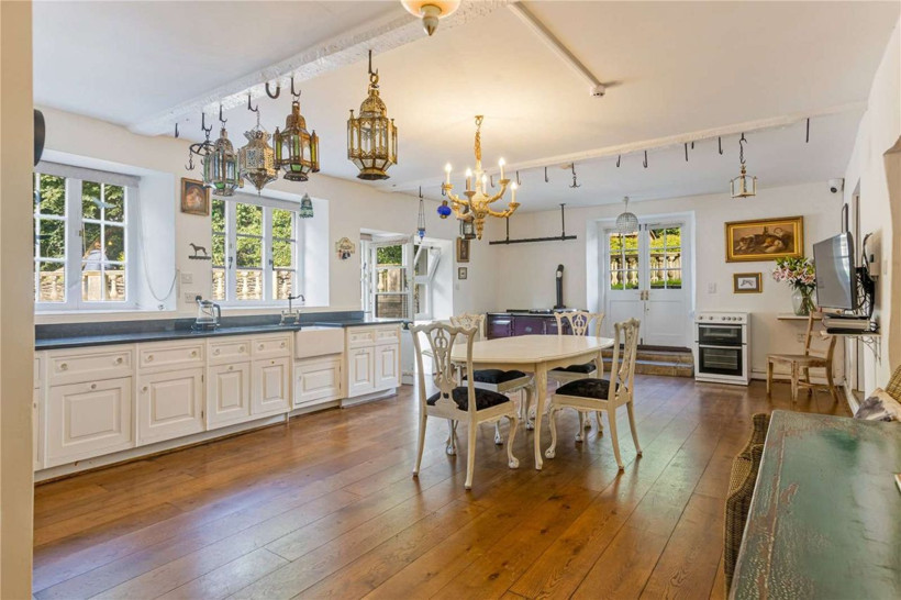 Rolling Stones efsanesinin malikanesi satışta: İstenen fiyat dudak uçuklattı - Resim: 17